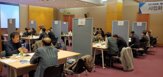 6일 서울 코엑스에 열린 '제4회 사업화 유망 원자력 기술 설명회'에 참가자들이 분야별로 기술이전 상담을 받고 있다.  원자력연 제공